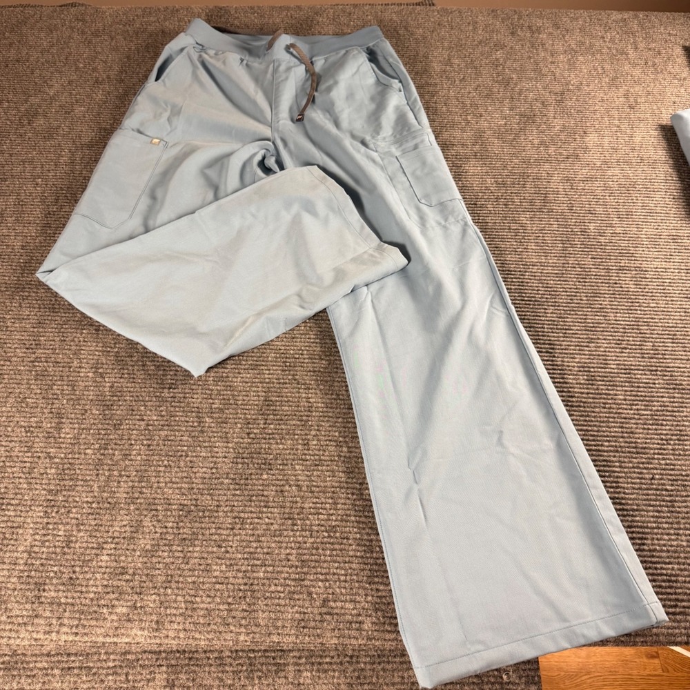 Fabletics Womens Light Blue V-Neck Scrub Top One Pocket and pants set like new - Picture 10 of 16